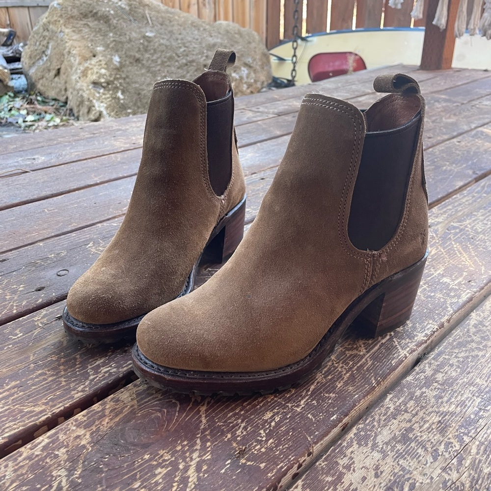 Frye Sabrina Chelsea boots